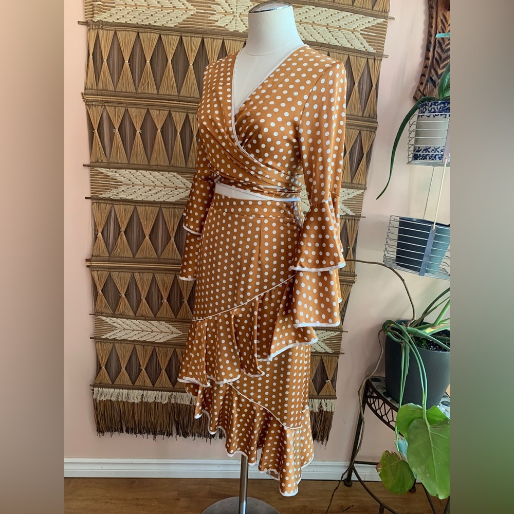 BNWT L’Atiste 2 Piece Tan and White Polka Dot Flouncy Skirt & Wrap Blouse Set - Picture 4 of 7